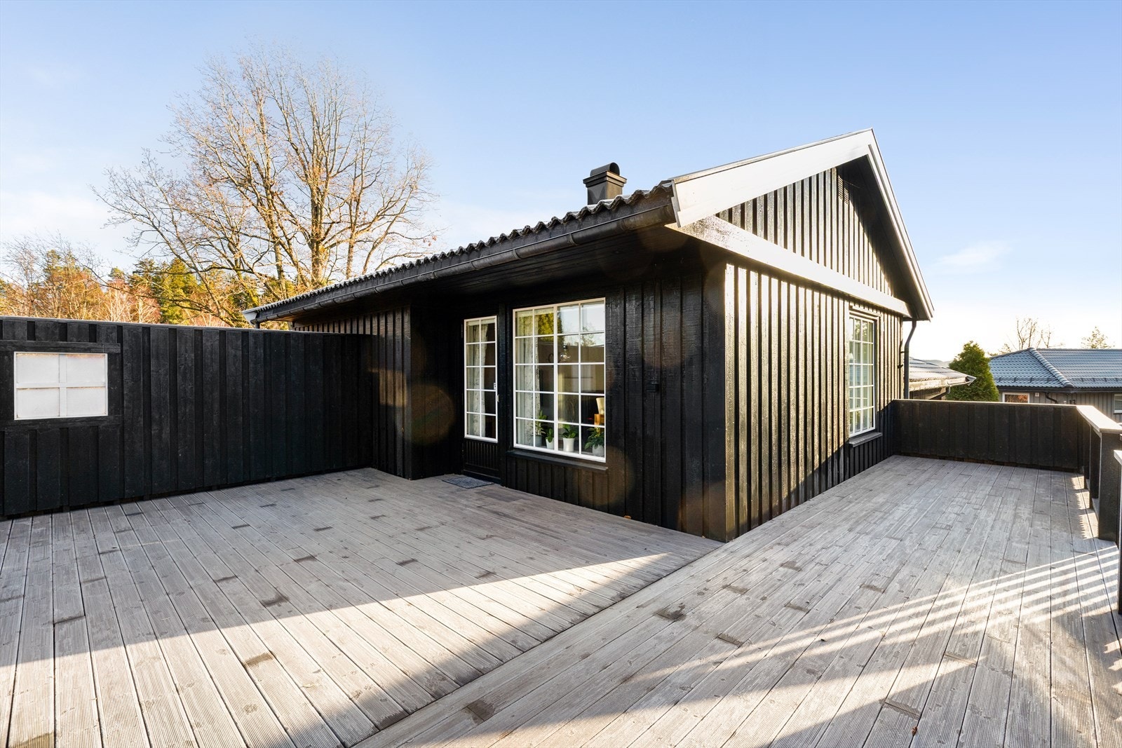 Flott og romslig uteplass med flere soner for møblering. Galleribilde