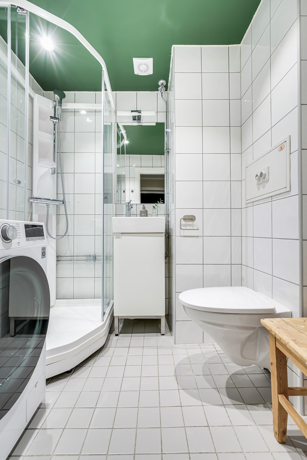 I 2020 ble det montert nytt dusjkabinett og nytt rehab-sett for vannlås i sluk og avløp til vaskemaskin. Galleribilde