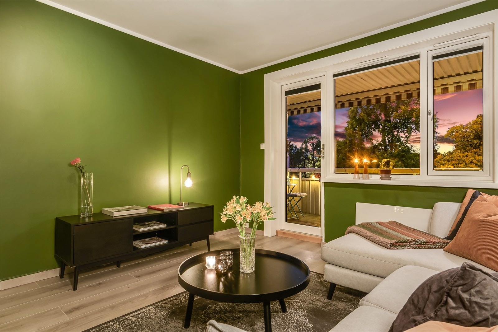 Store vinduer og utgang til balkong sørger for rikelig med naturlig lys og en god romfølelse. Galleribilde