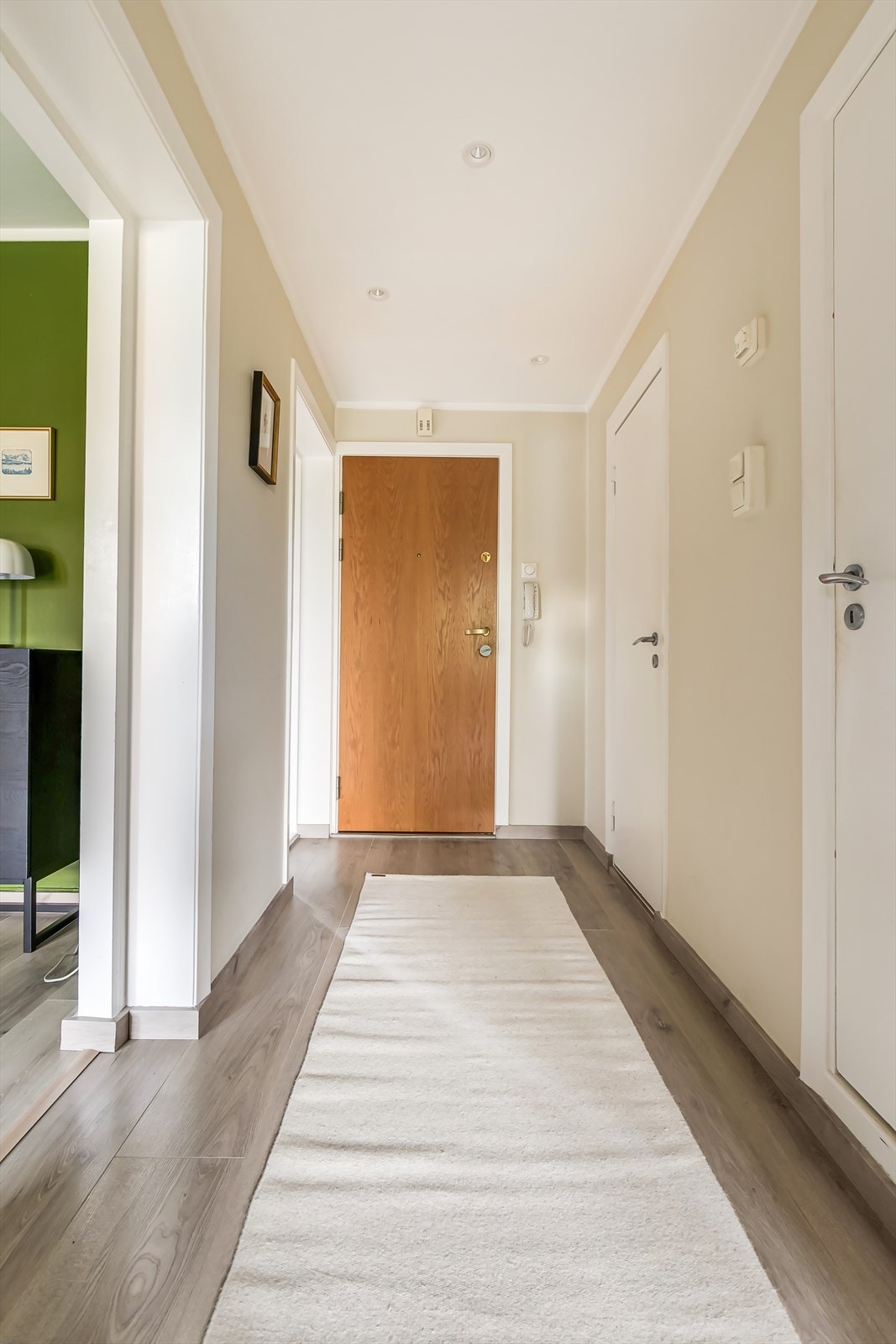 Hyggelig inngangsparti med dørcalling praktisk plassert ved inngangsdøren. Galleribilde