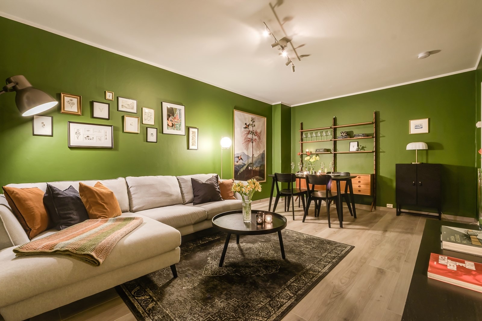 God plass til både sofaseksjon og spisebord for hyggelige sammenkomster. Galleribilde