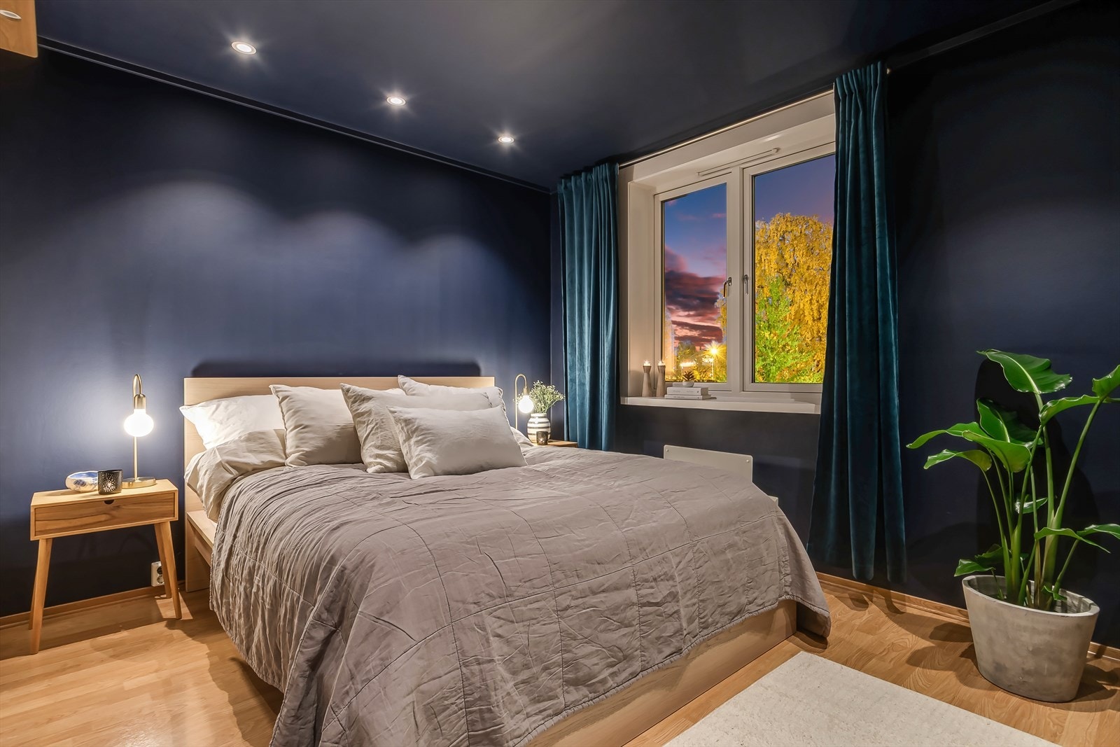 Romslig soverom malt i en lun og behagelig blåtone. Galleribilde