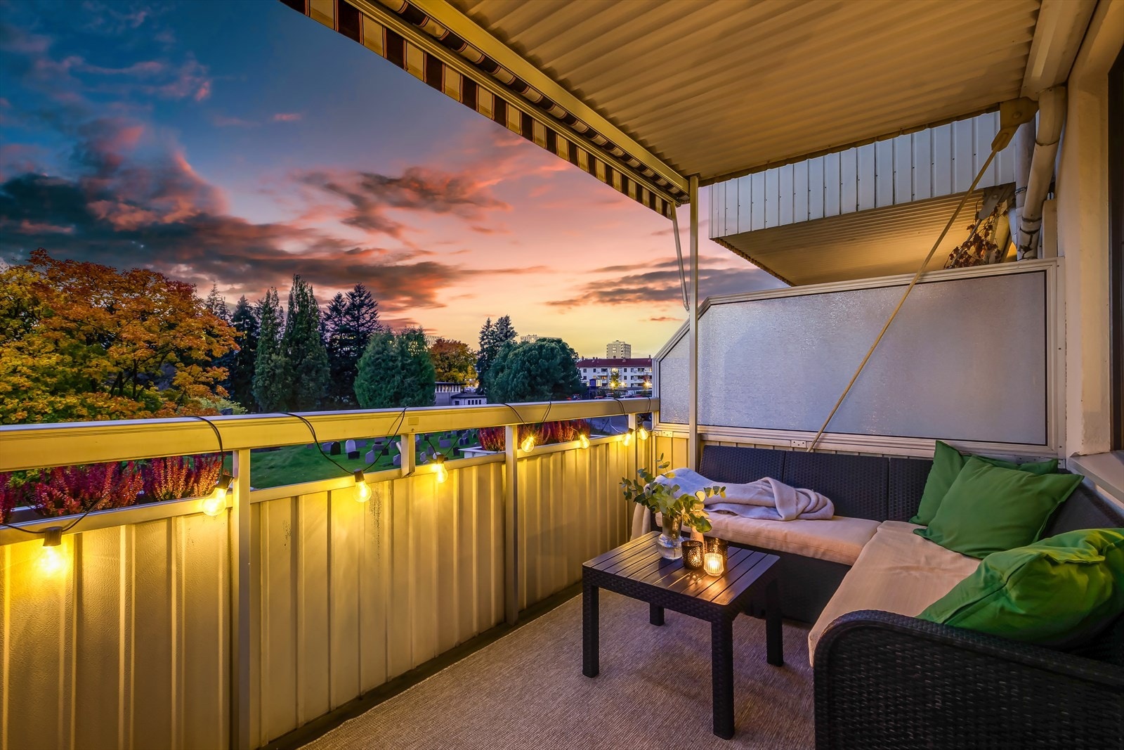 Balkongen fungerer utmerket som en forlengelse av boligen i sommerhalvåret, er overbygget og har praktisk markise for solskygging. Galleribilde