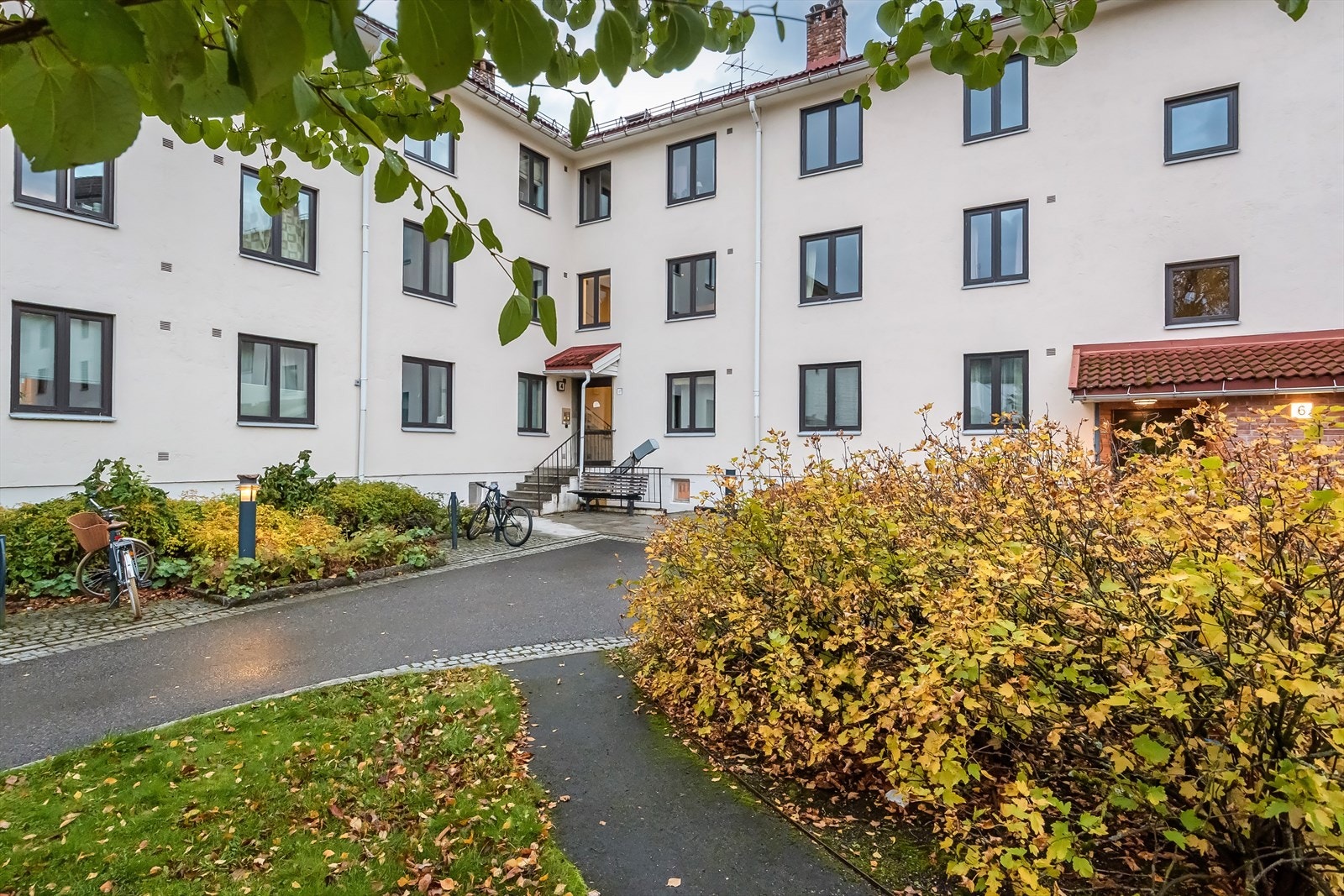 Fellesområdene er pent opparbeidet med gangveier, gressplen og beplanting. Galleribilde