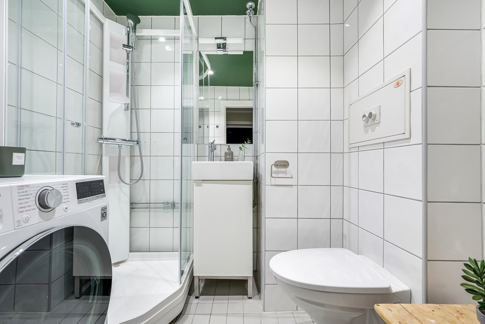 Badet ble pusset opp i 2006 (regi av laget) og har flislagte vegger, malt himling med downlights samt flislagt gulv med varmekabler. Galleribilde