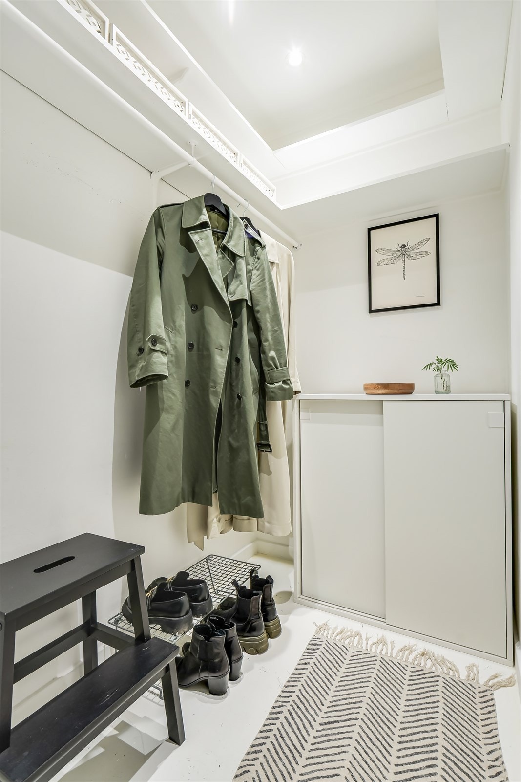 Praktisk, intern bod med god plass til oppheng av ytterklær og ellers oppbevaring. Galleribilde