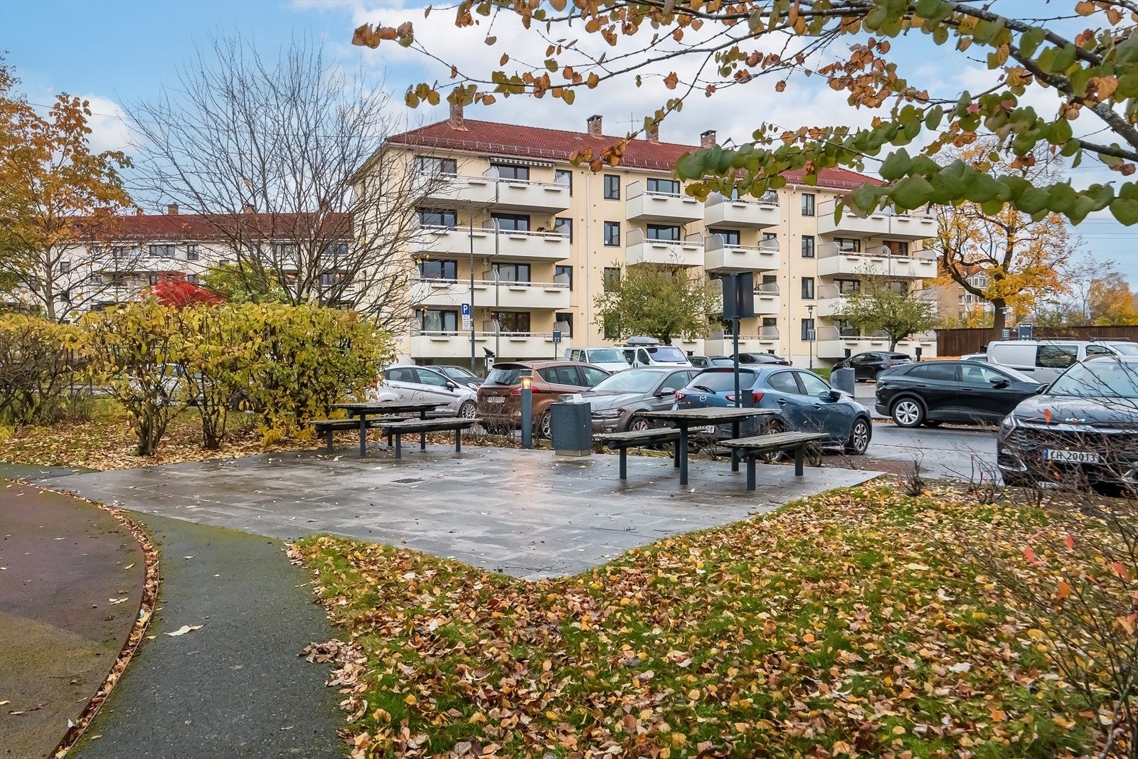 Borettslaget har parkeringsplasser som leies ut til andelseiere etter ventelister. Galleribilde