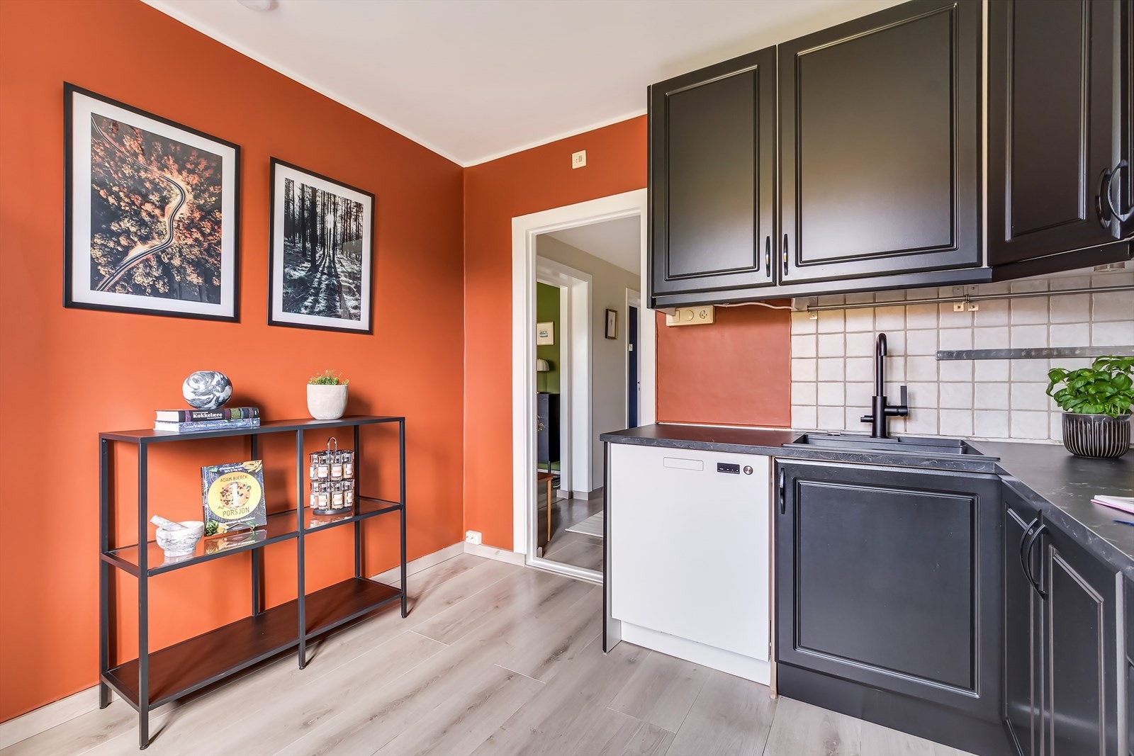 I 2021 ble det installert ny skyllekum samt nytt røropplegg i kjøkkenbenken. Hvitevarer består av komfyr, kjøl/frys og oppvaskmaskin. Galleribilde