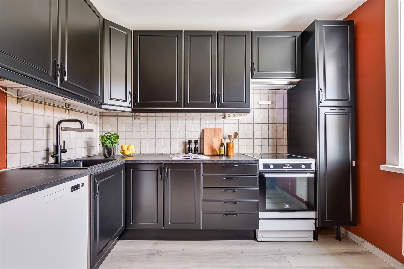 Kjøkkenet ligger separat fra stuen og har en stilren innredning og ellers plass til et mindre spisebord. Galleribilde