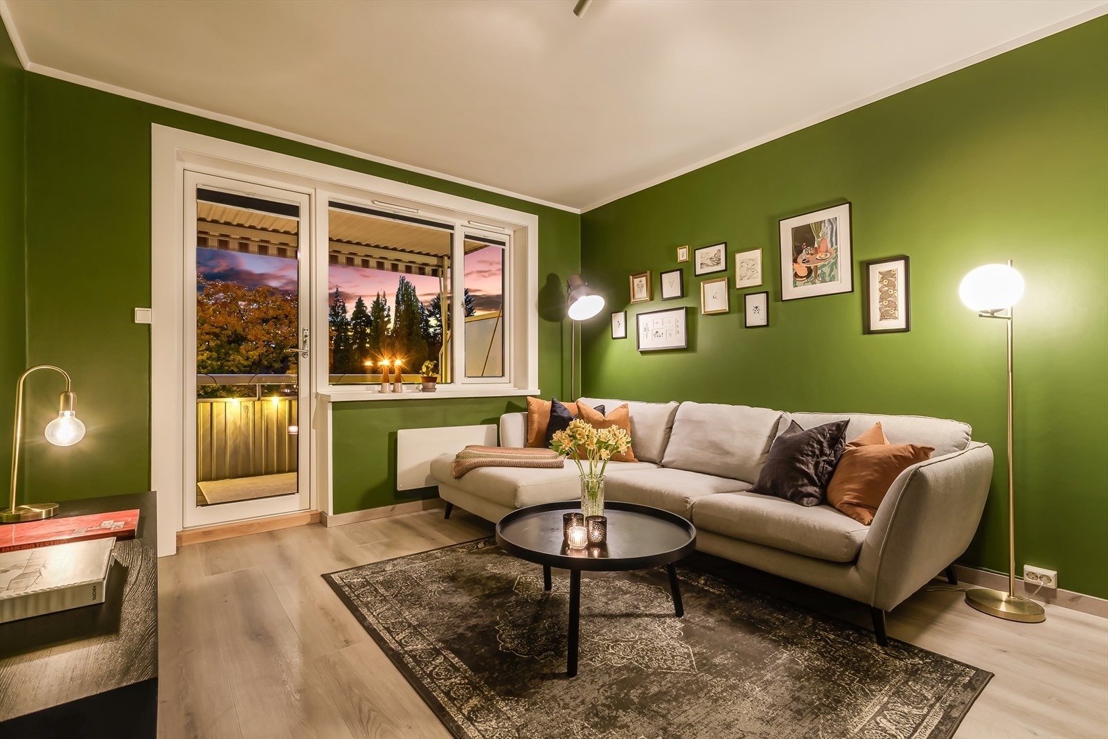 Hele stuen ble malt i 2023. Galleribilde