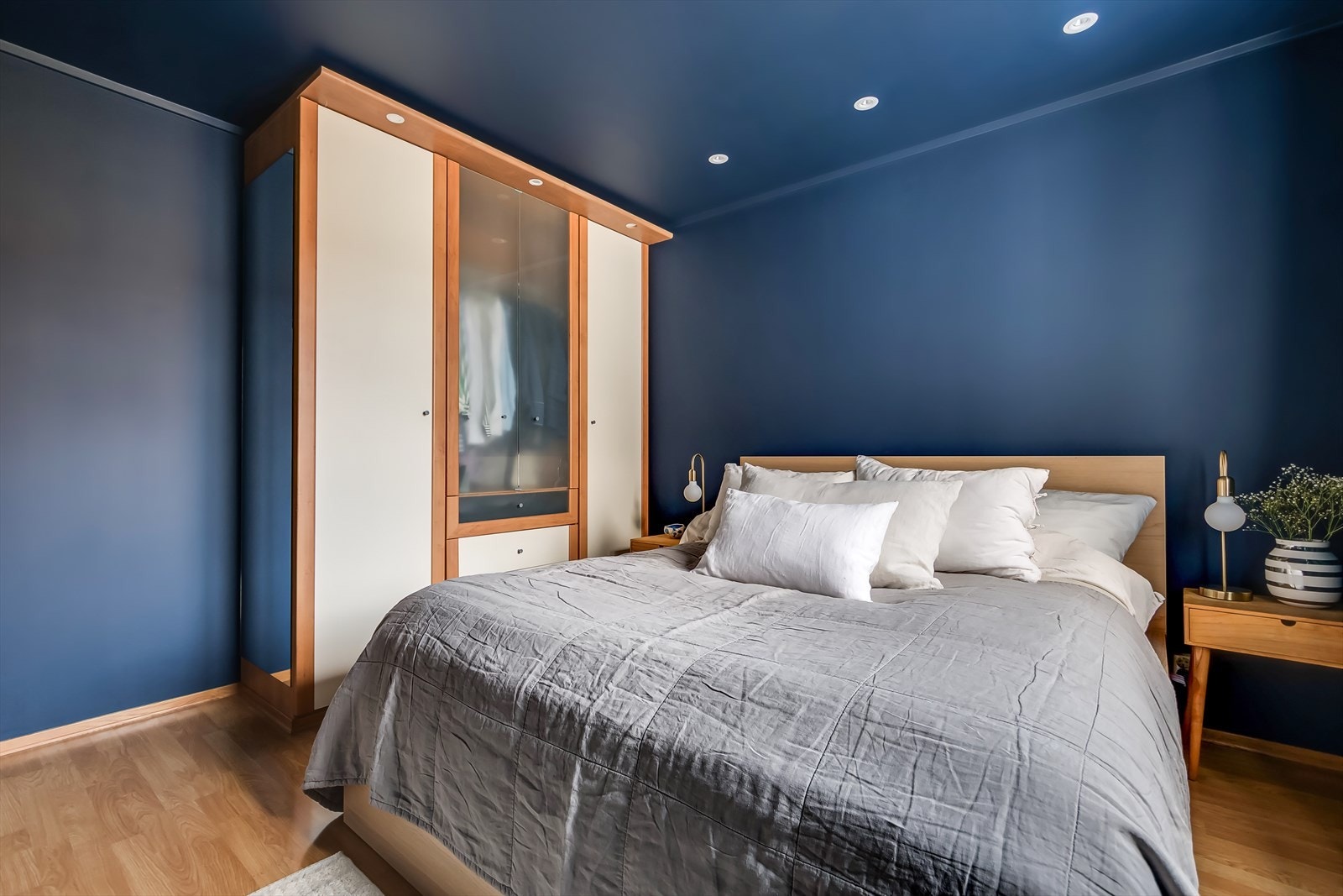 Rommet har god plass til dobbeltseng, nattbord og garderobeskap. Galleribilde