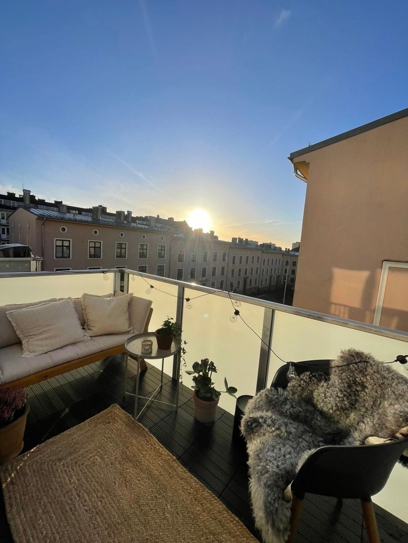 Hvis ikke du klarer se det for deg kan kanskje dette bildet selger har tatt selv hjelpe. Galleribilde