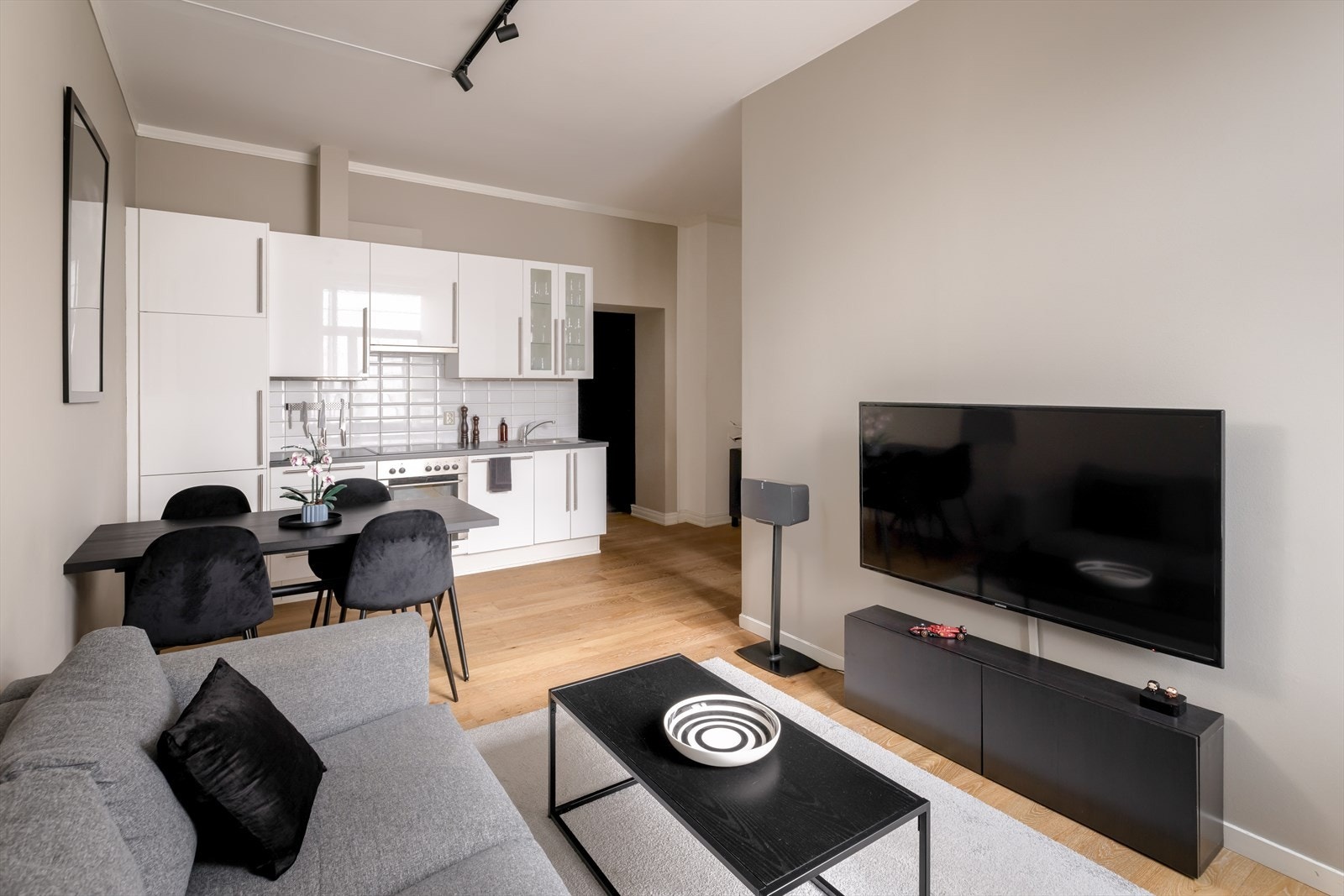 Leiligheten holder en gjennomgående god standard på materialer og utstyr. Her kan du flytte rett inn! Galleribilde