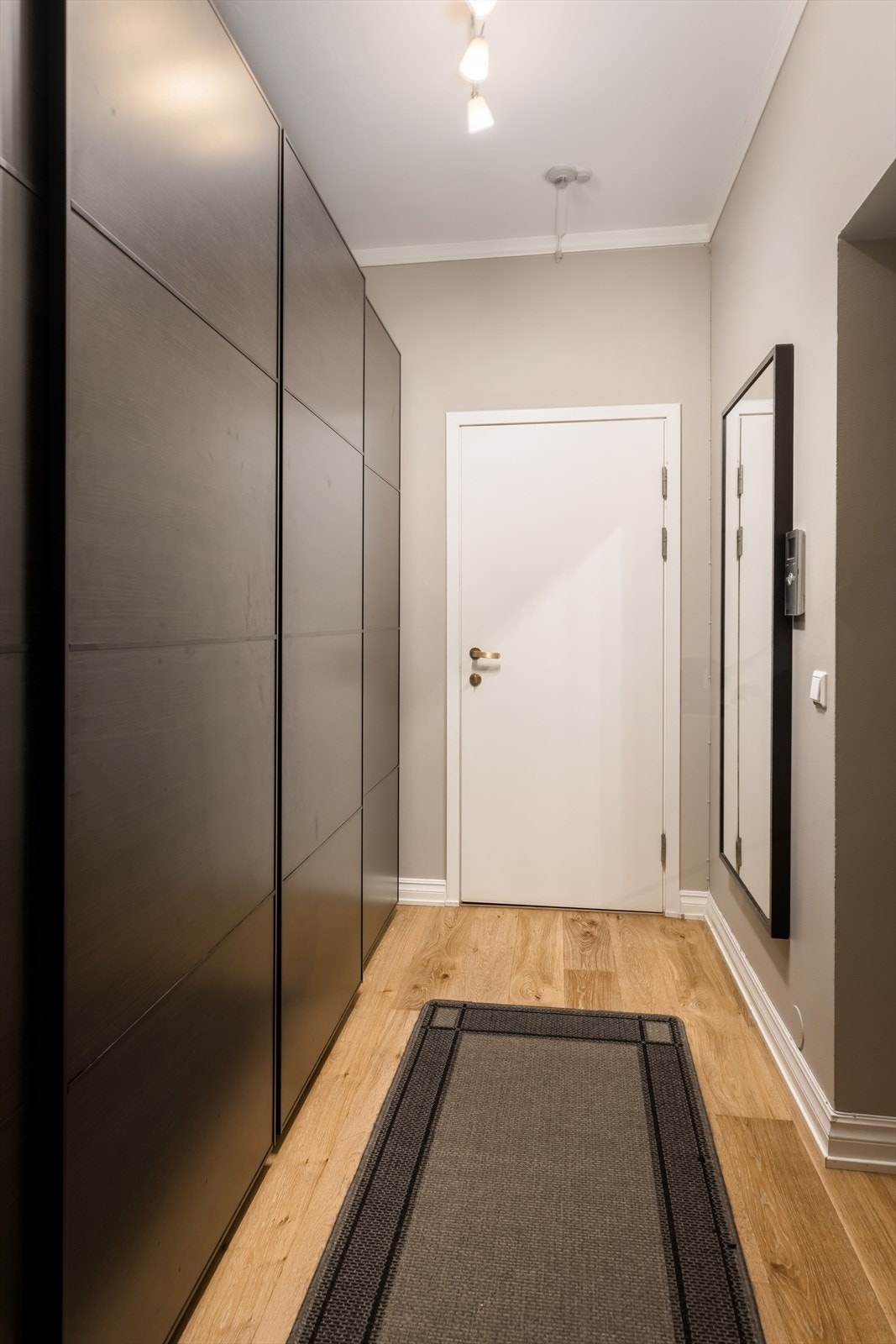 Praktisk entré med stor garderobeløsning som medfølger. Galleribilde