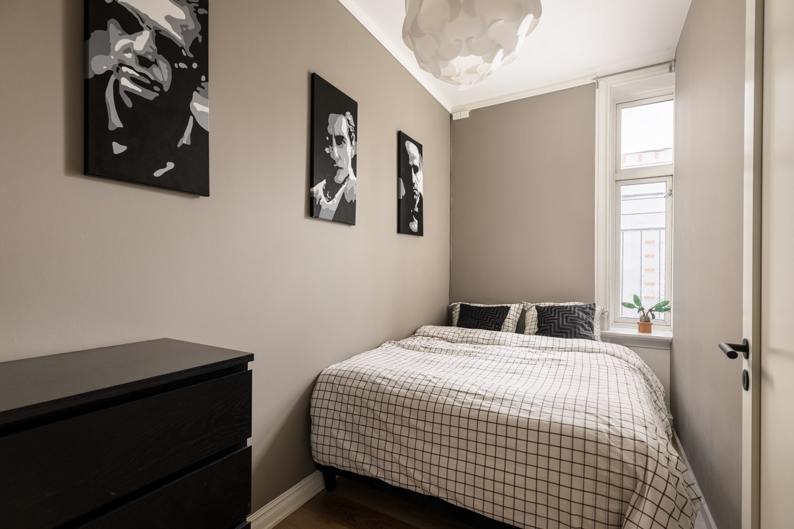 Soverom med plass til dobbelseng og noe oppbevaring. Galleribilde