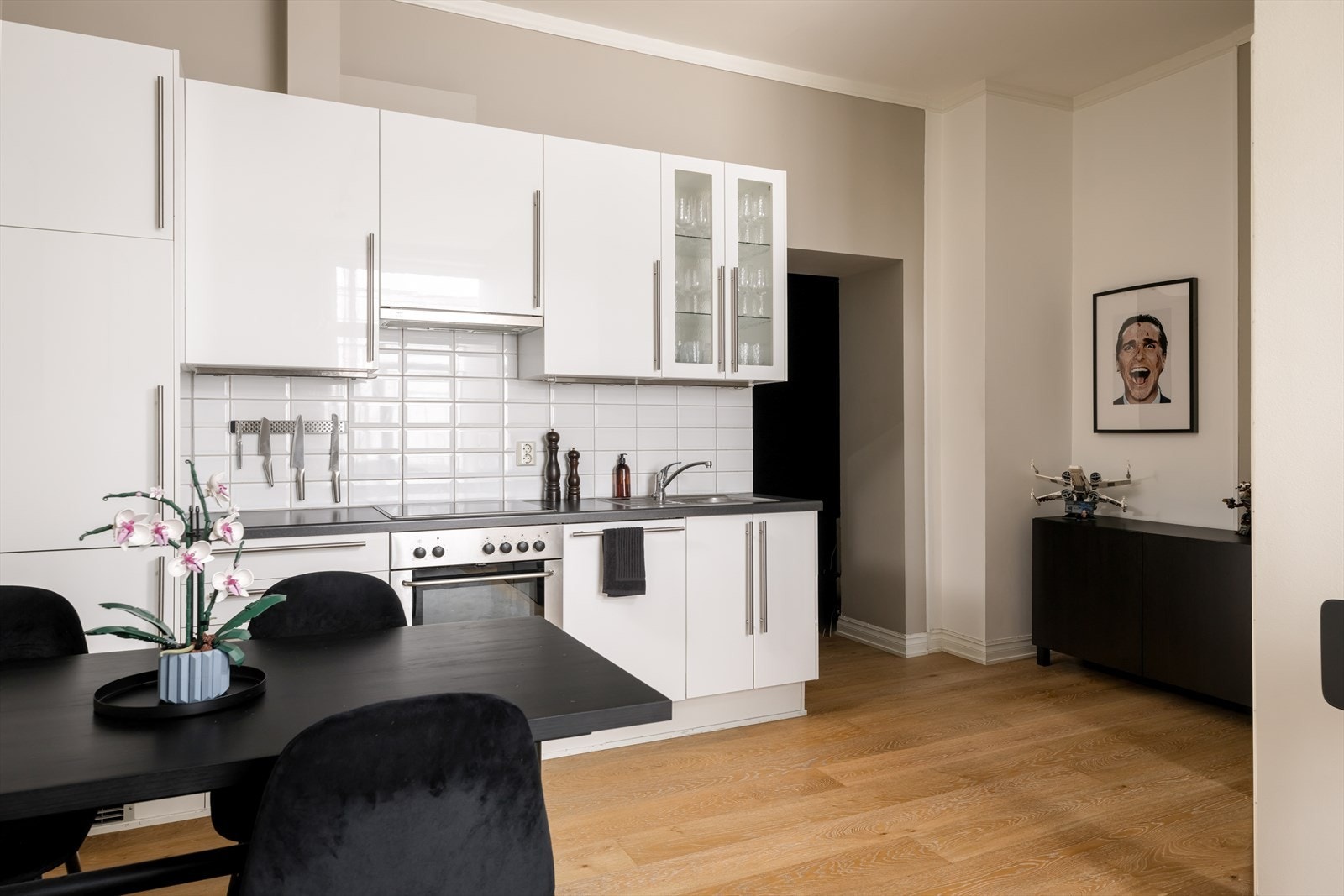 Pen og praktisk kjøkkeninnredning som har god med benk og skapplass. God plass til spisesbord mellom sone for kjøkken og stue. Galleribilde