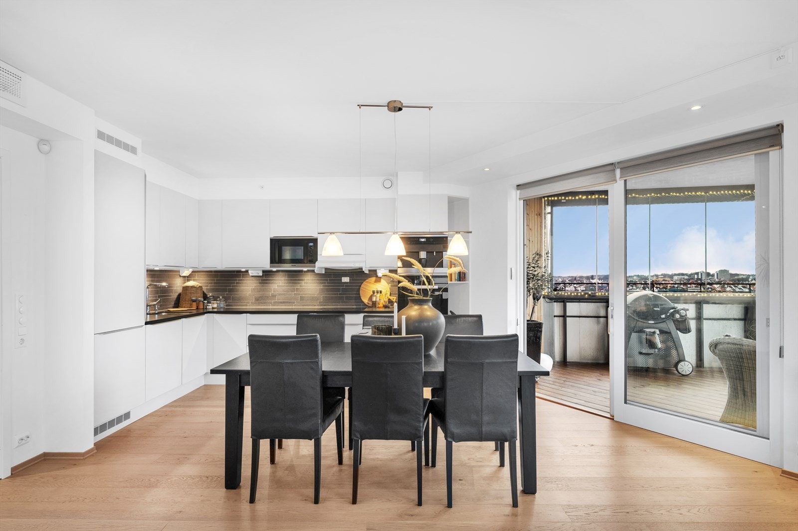 Fra den åpne stue/kjøkkenløsningen er det utgang til balkongen Galleribilde