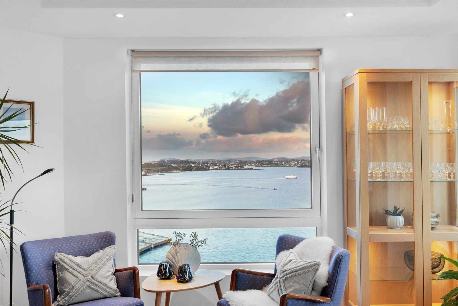 Mange og store vindusflater gjør at den storslåtte utsikten gjentas uansett hvor man ser ut Galleribilde