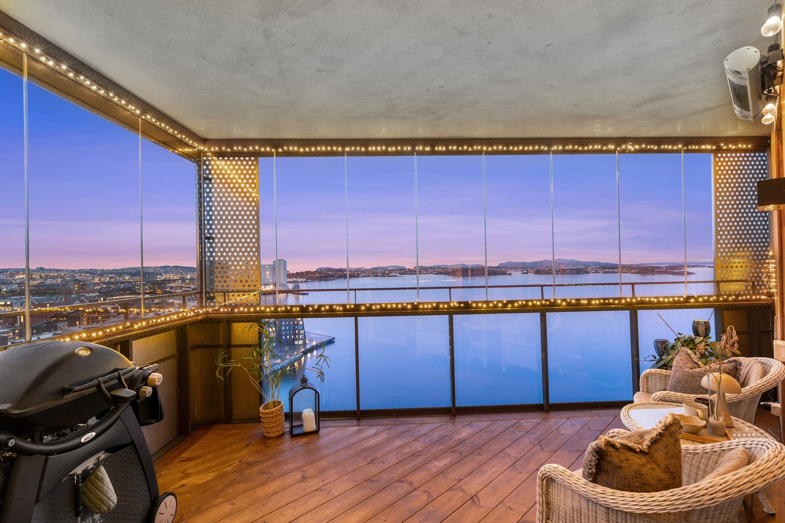 Nyt den unike beliggenheten med fjorden som nærmeste nabo og en storslått utsikt. Pluss-konseptet gir deg tilgang til en rekke fasiliteter som egen resepsjon, treningsrom, møterom og selskapslokale. Galleribilde