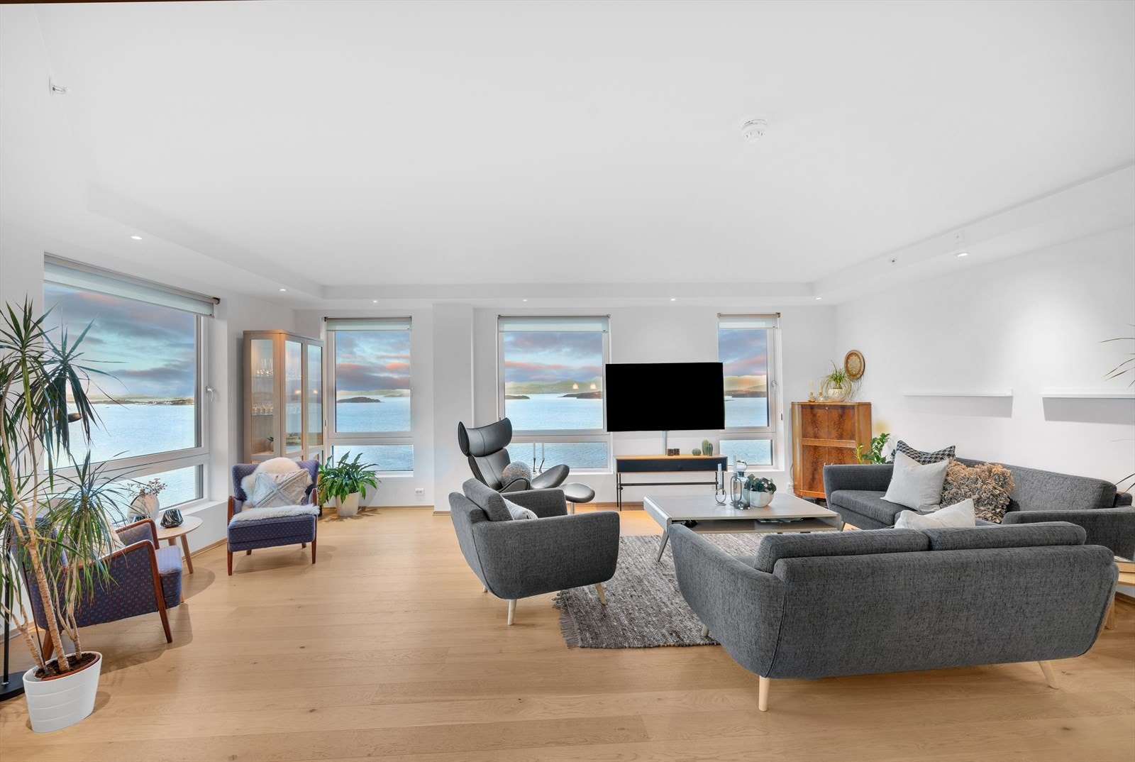 Leiligheten ligger fint til i bygget med heis direkte fra garasjeanlegget. Den har kun hatt en eier og er svært godt vedlikeholdt. Galleribilde