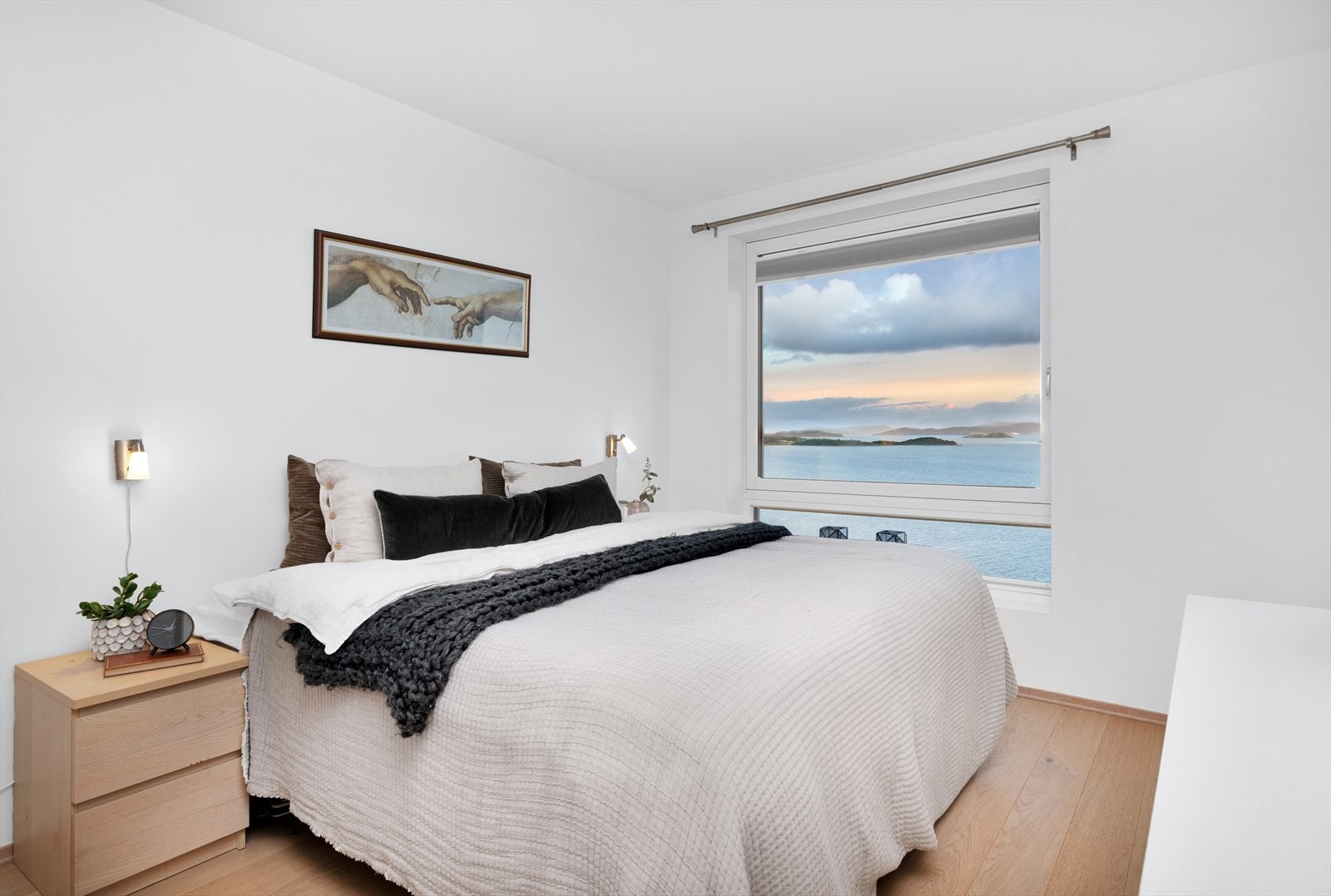 Boligen har to soverom, hvor hovedsoverommet har direkte adkomst til eget bad Galleribilde