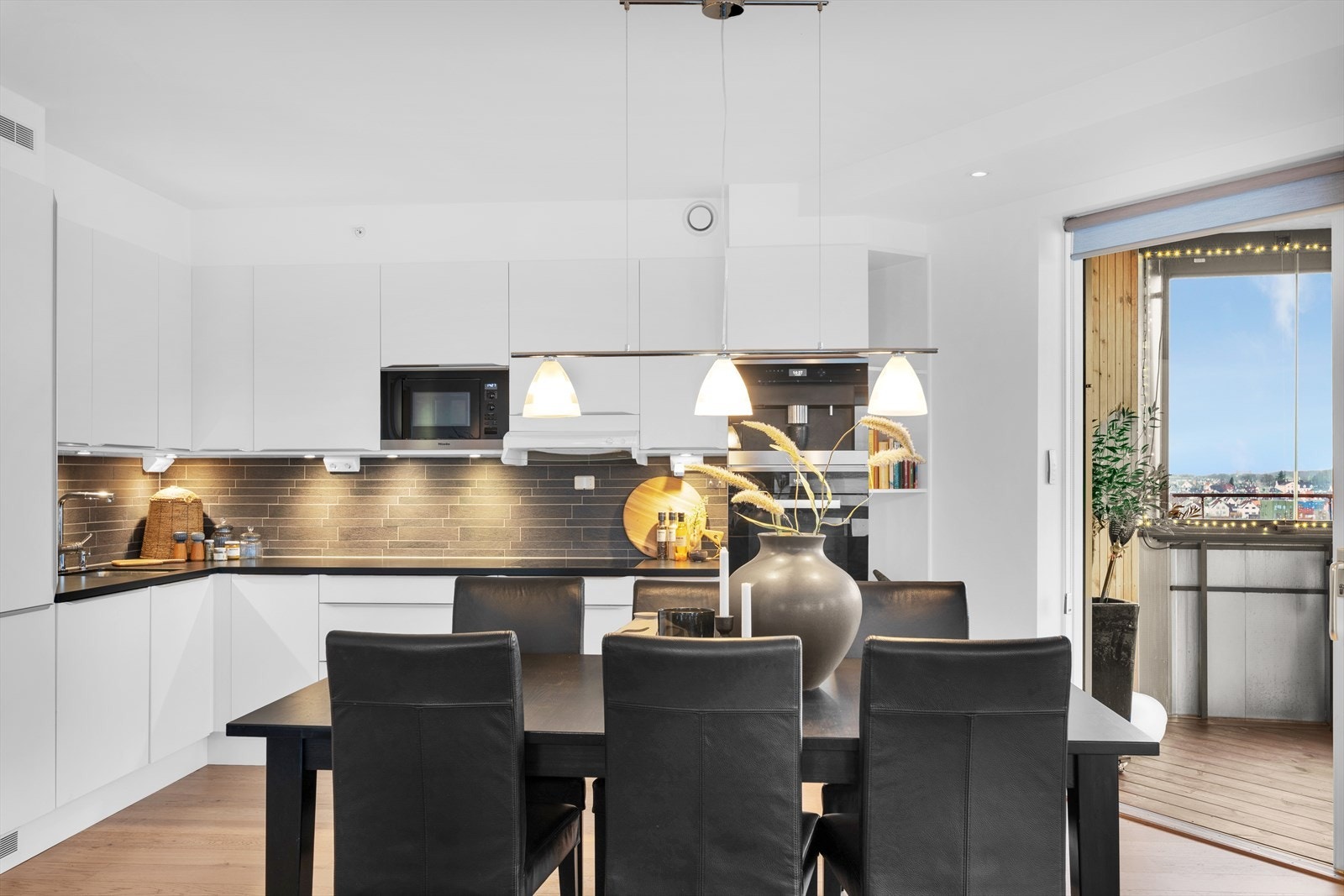 Det er god plass til stort spisebord og mange middagsgjester på kjøkkenet Galleribilde