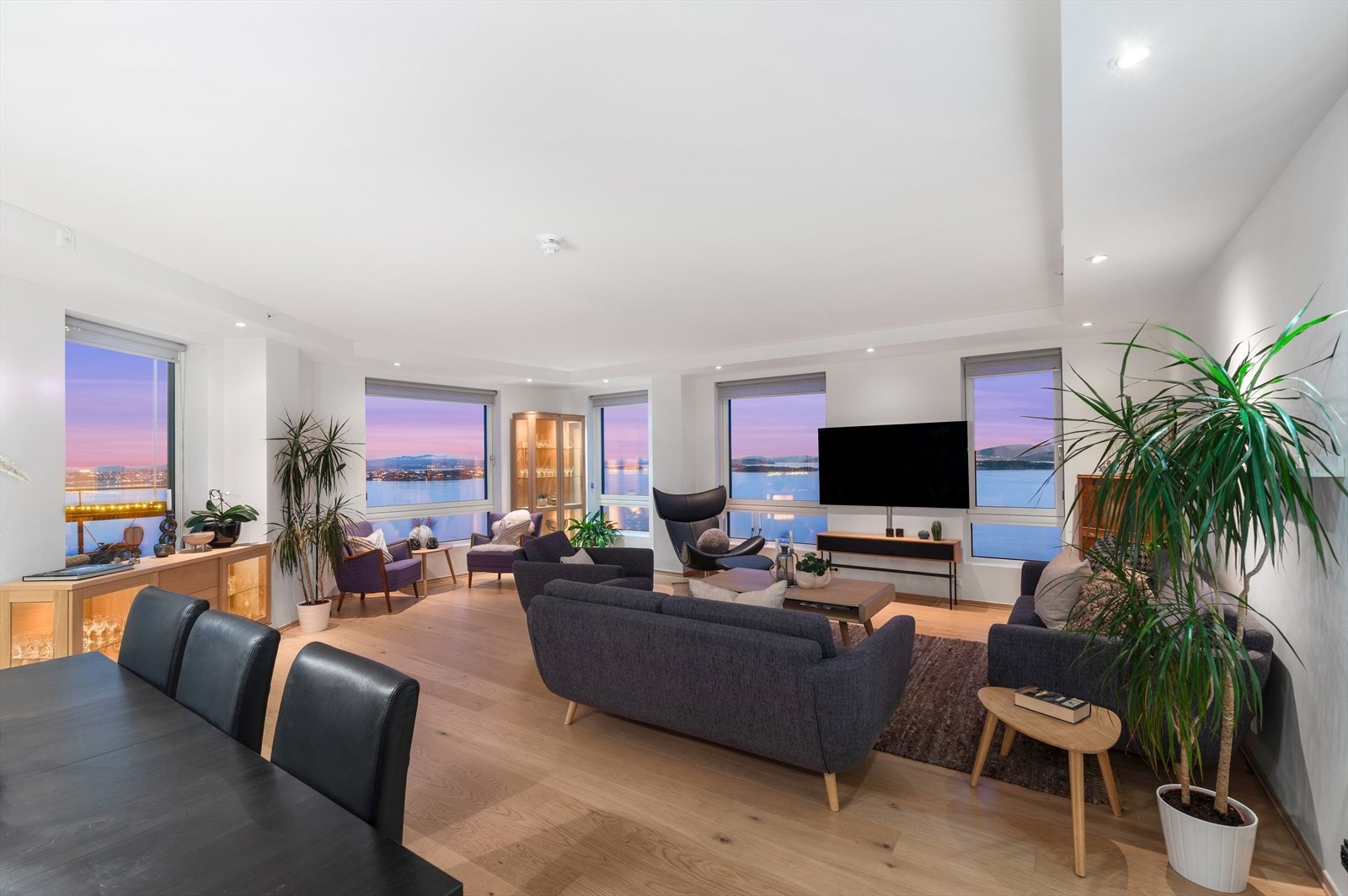 Leiligheten har en nydelig 1-stavs parkett på gulv og utstrakt bruk av downlights for fine lysforhold Galleribilde