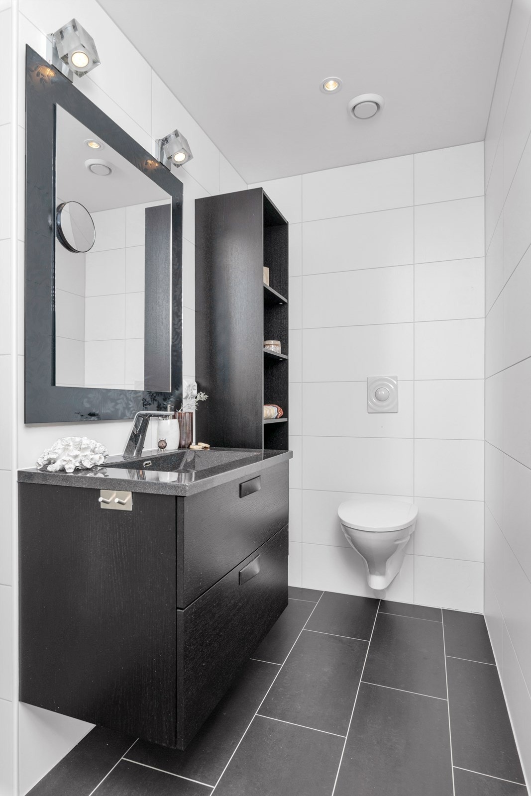 Dette badet ligger i tilknytning til hovedsoverrommet og er innredet med downlights i taket, vegghengt toalett, baderomsinnredning og stor dusj. Galleribilde