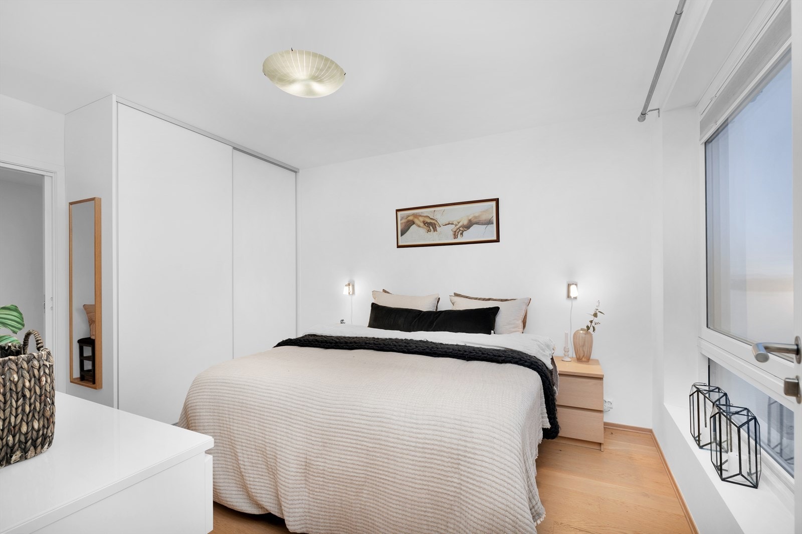 Hovedsoverommet har romslig med plass til dobbeltseng, garderobeskap og kommode Galleribilde