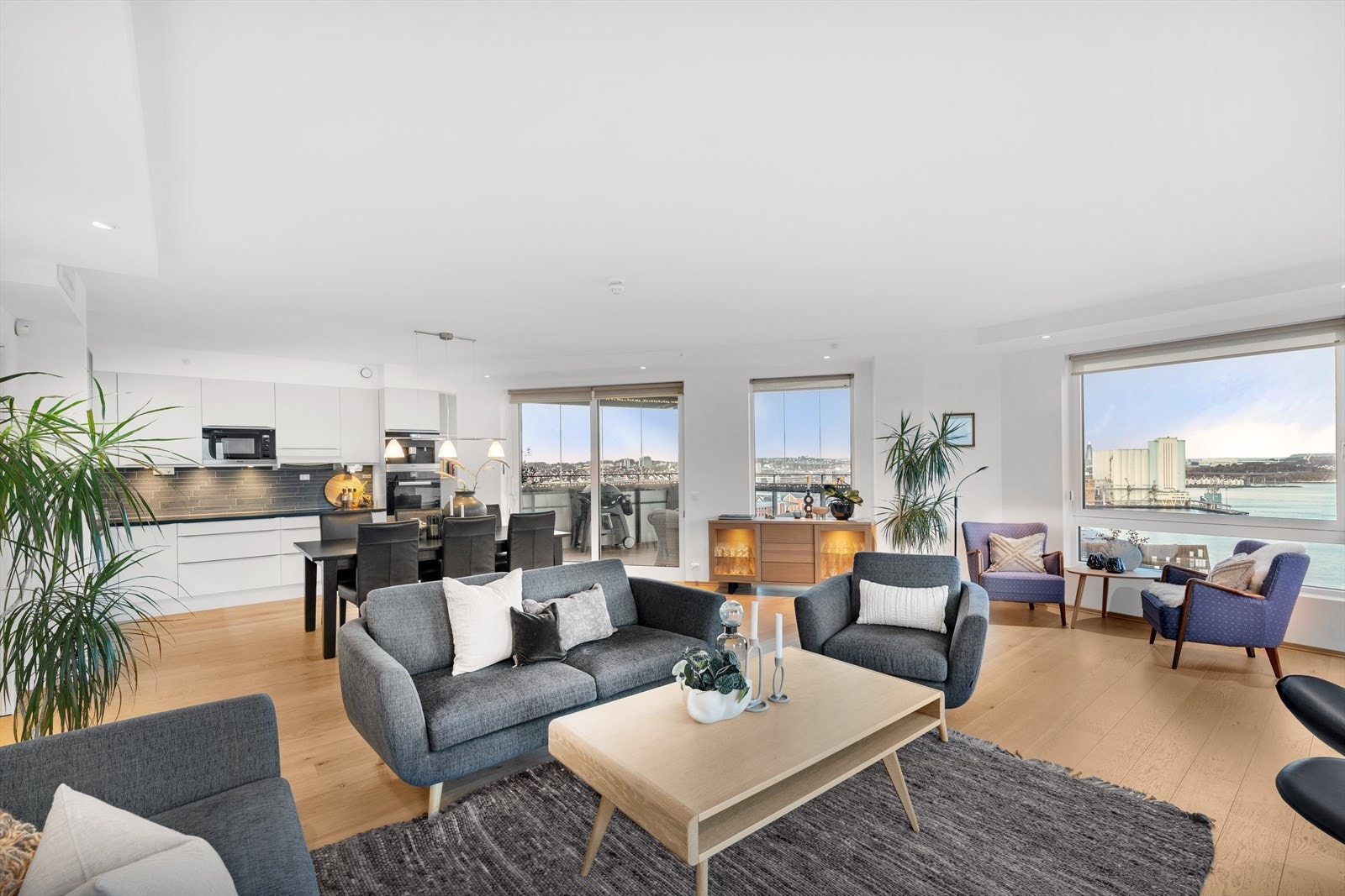 Stue og kjøkken ligger i en fin og åpen løsning. Galleribilde