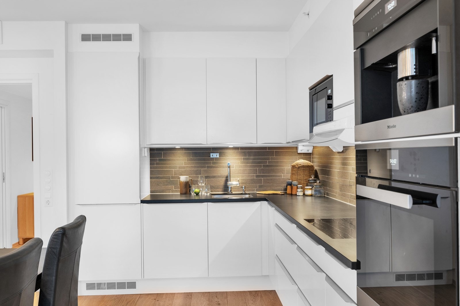 Kjøkkenet ble oppgradert under prosjektering med annet armatur, vask, benkeplate og sidehylle Galleribilde