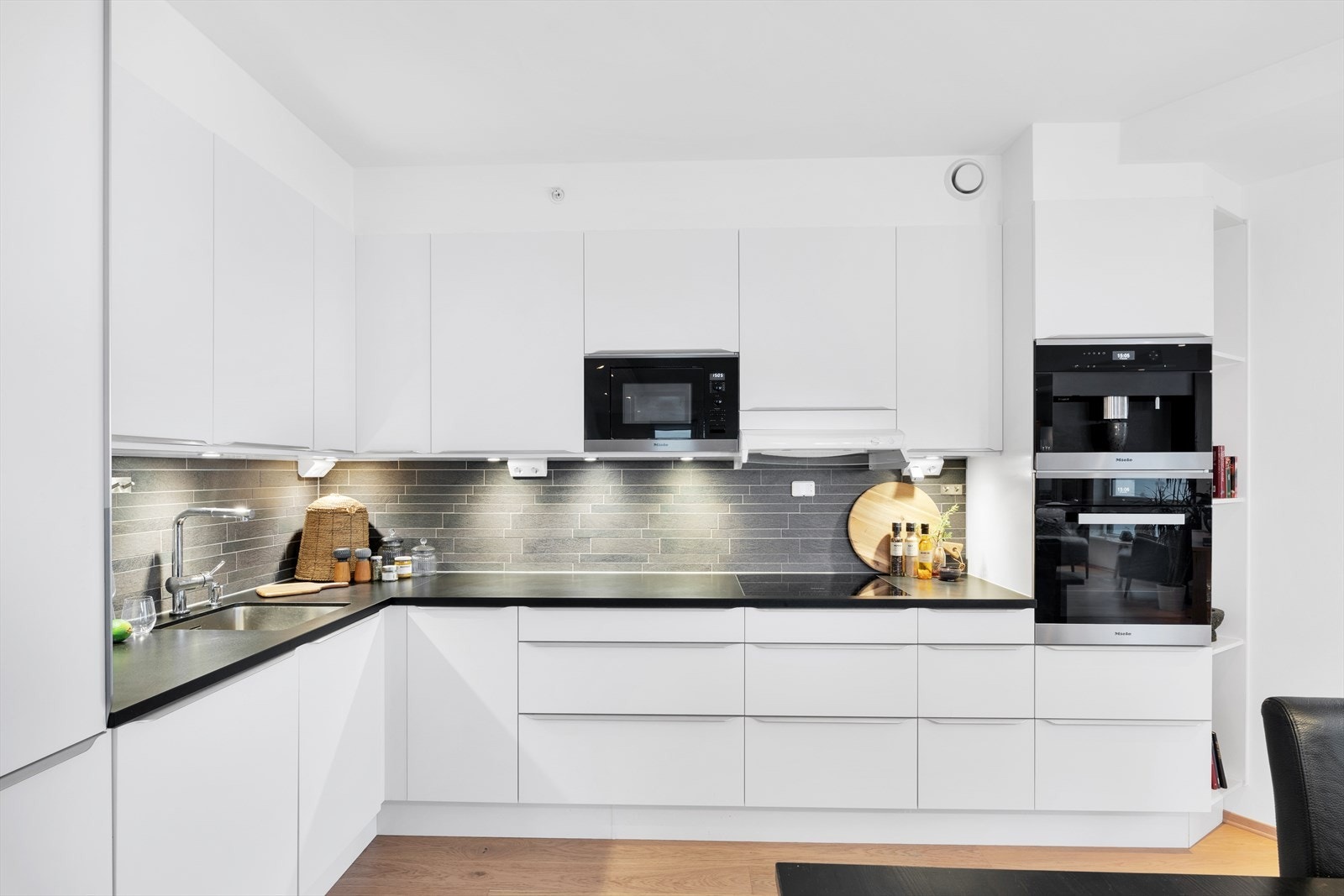 Moderne innredning fra HTH med integrerte hvitevarer Galleribilde