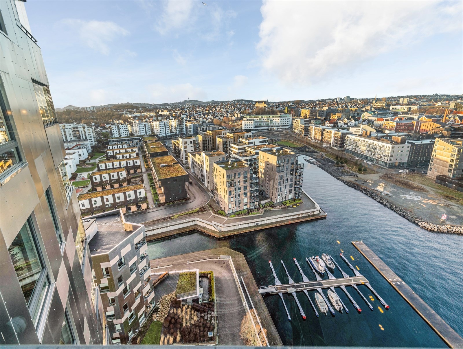 Selger eier 1 stk båtplass som er 4m bred og har 8m uterigger i båthavnen like utenfor bygget. Båtplassen medfølger ikke i handelen, men kan kjøpes utenom. Galleribilde