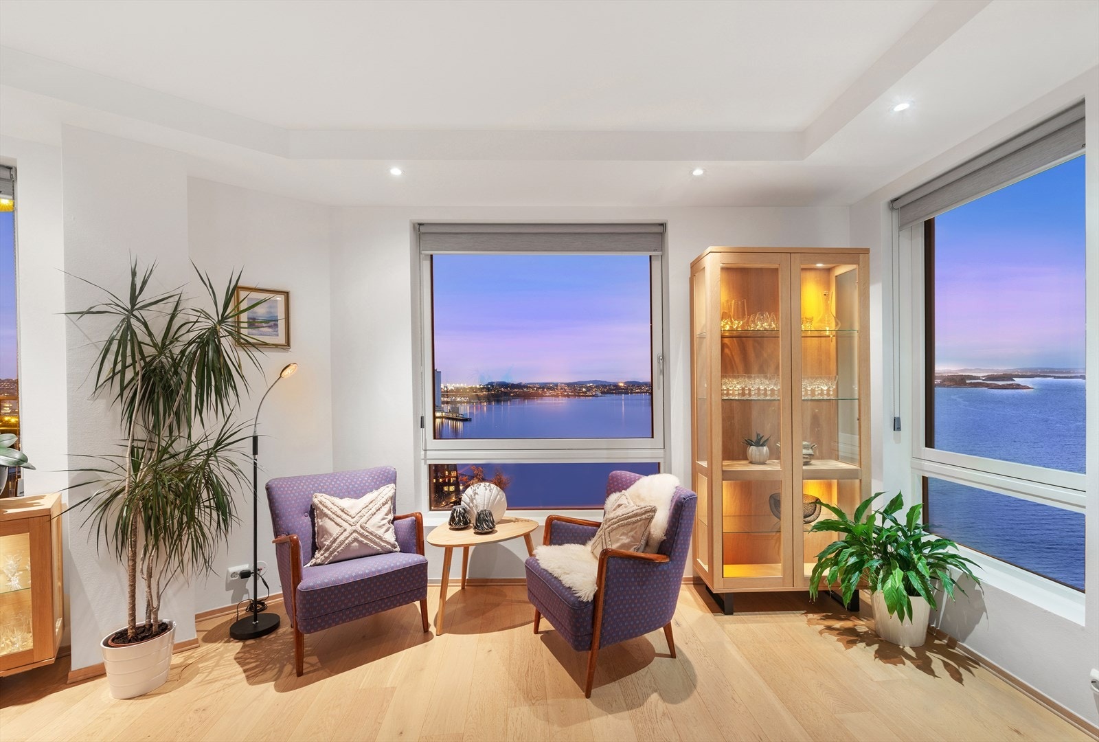 Stuen har flere soner som kan innredes etter behov Galleribilde