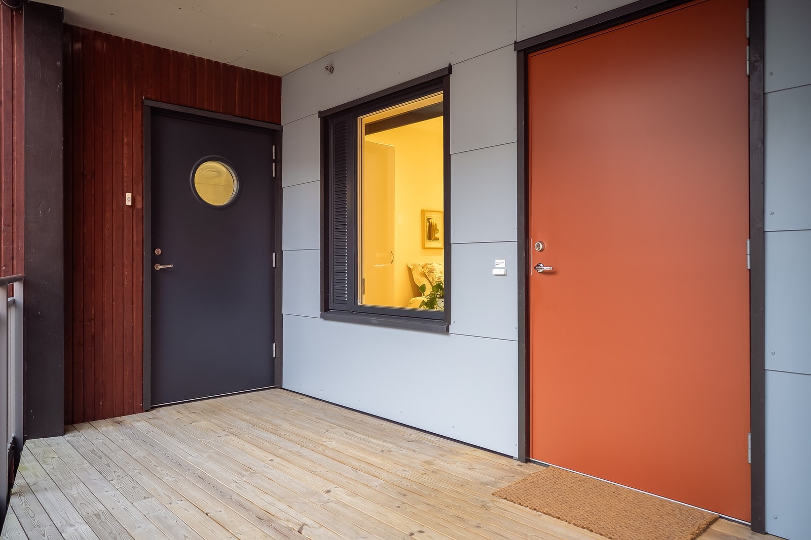 Man har enkel adgang til boligen via hovedinngangen og fra parkeringskjeller. Galleribilde