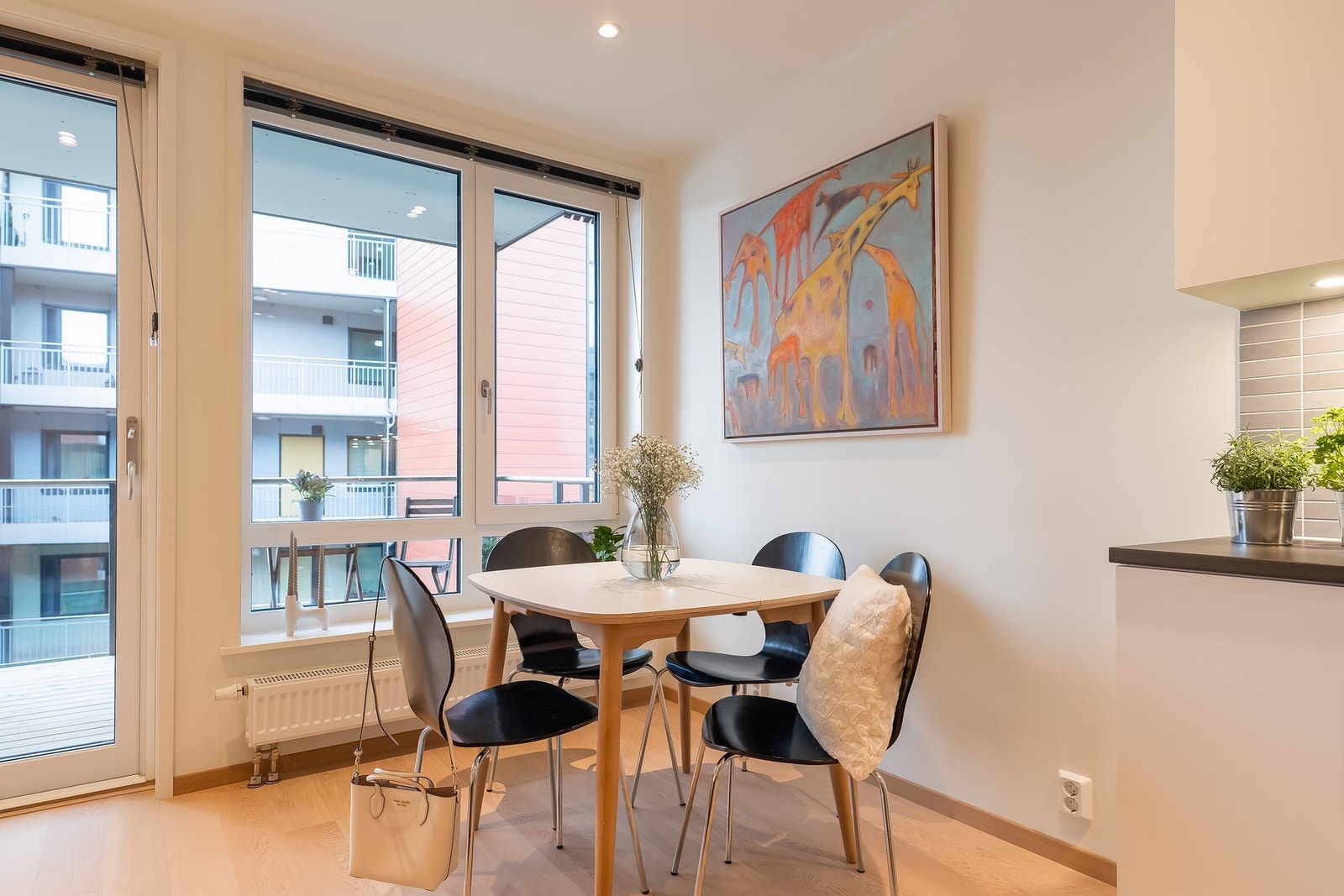 Plass for spisebord ved kjøkken. Galleribilde