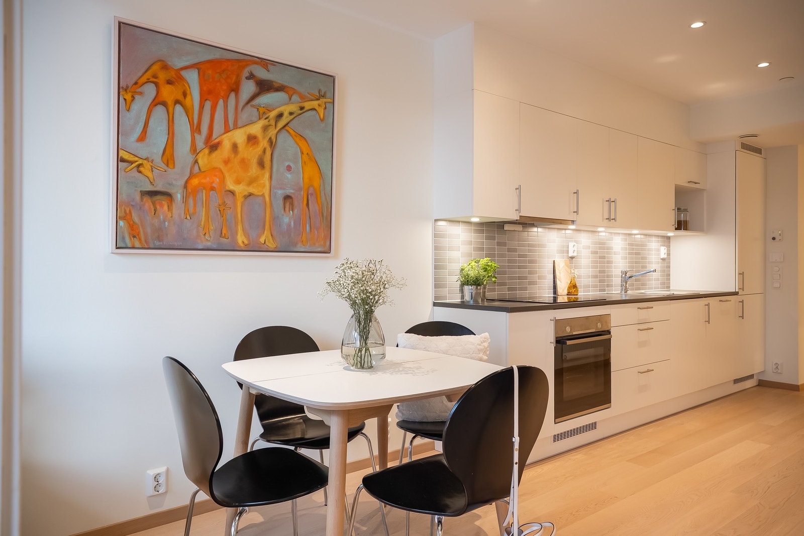 Moderne kjøkken som nyter godt av skap- og benkplass. Galleribilde