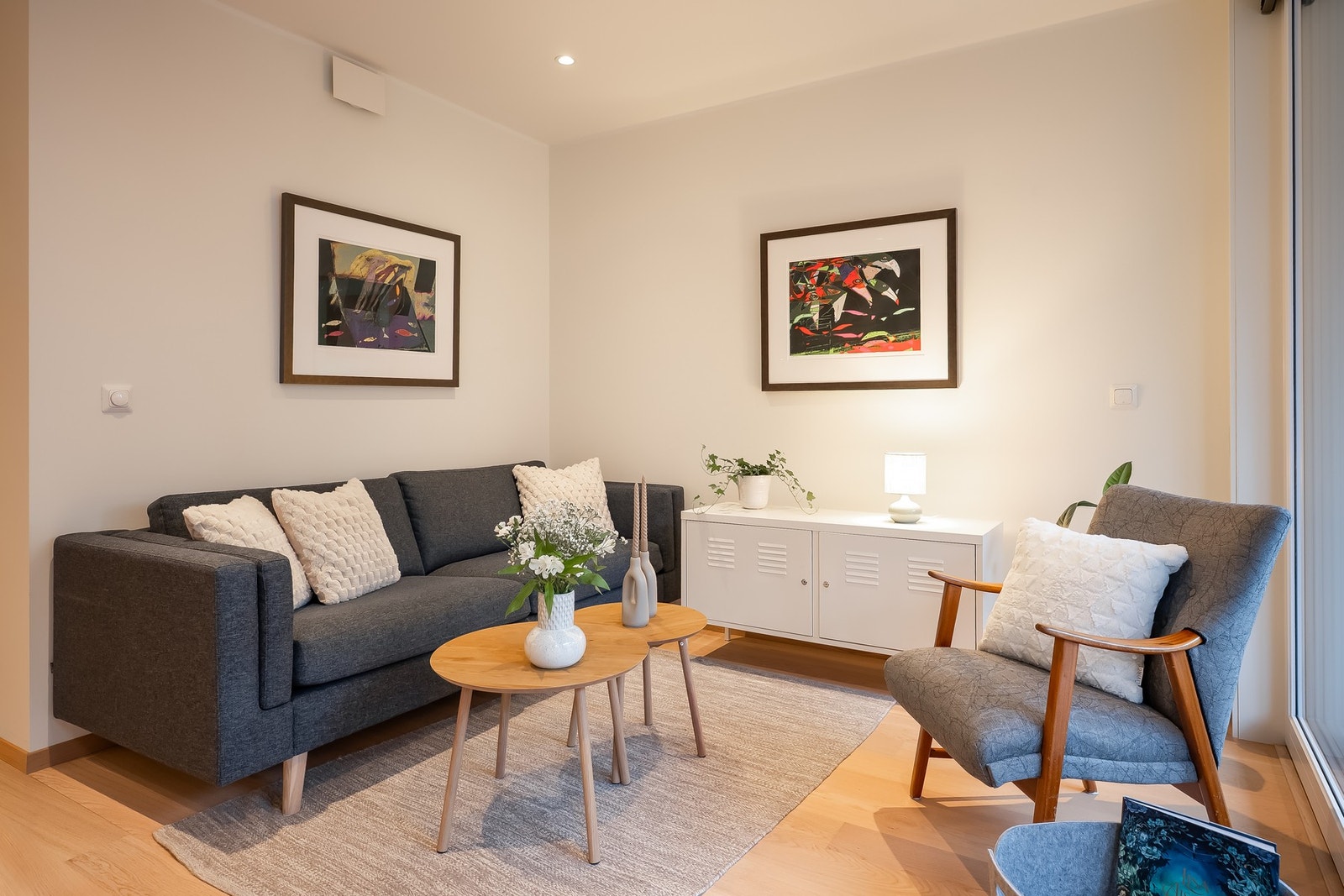 Leiligheten varmes opp via fjernvarme. Fjernvarmen gir en god temperatur i leiligheten året rundt. I tillegg er det balansert ventilasjonsanlegg, noe som gir et behagelig inneklima. Galleribilde