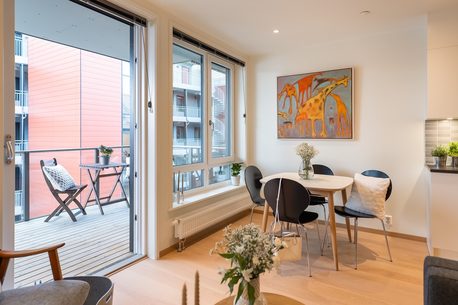 Godt lys fra store vinduer. Galleribilde