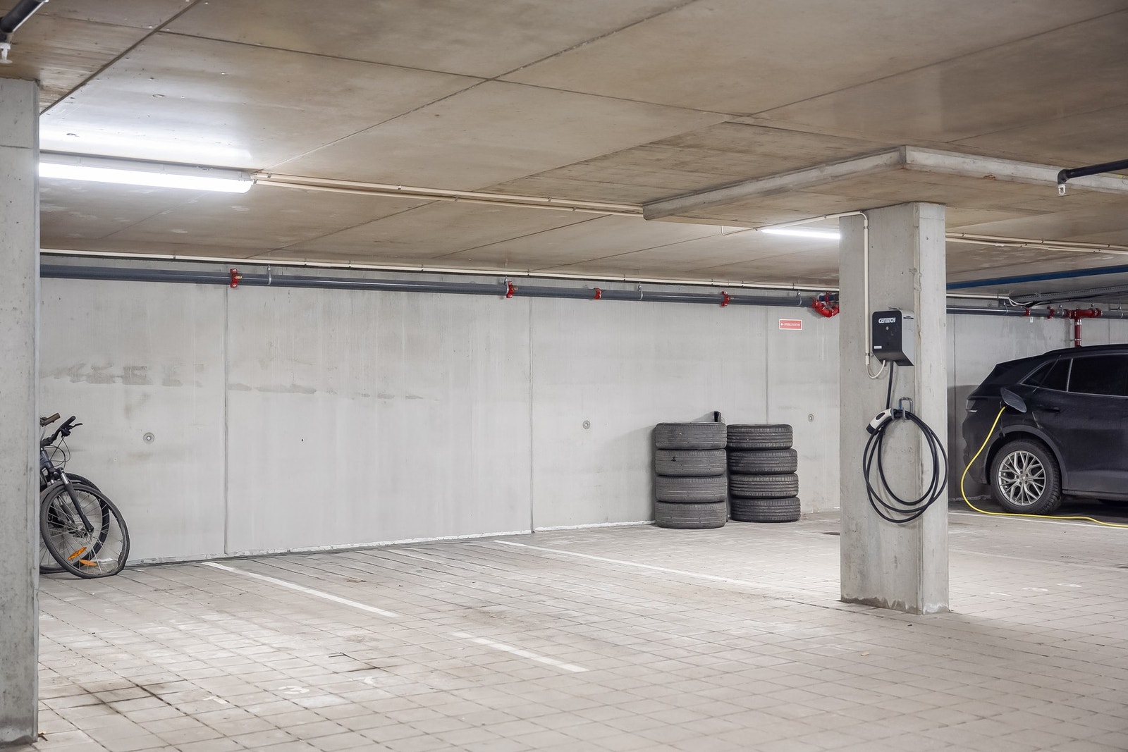 På boligens parkeringsplass er det etablert elbillader. Galleribilde