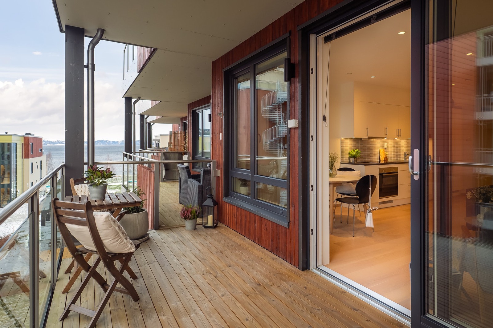 Med takoverbygg og utsikt mot sjøen. Galleribilde