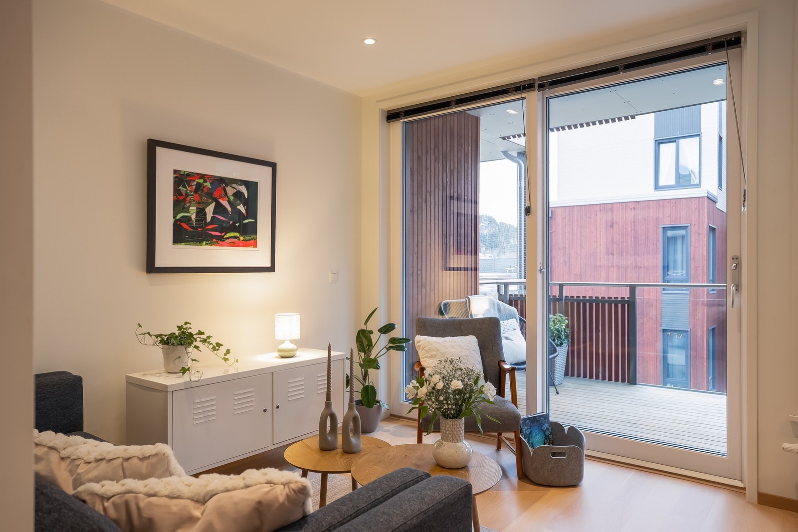 Flott og moderne standard. Fra stuen har man direkte adgang til leilighetens veranda på 10 kvm. Galleribilde
