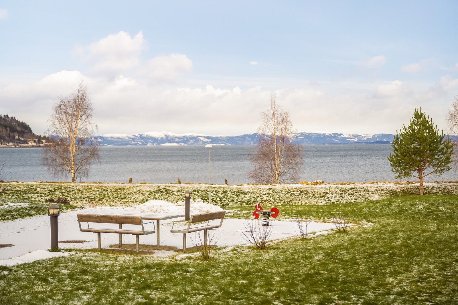 Her har du umiddelbar nærhet til fjæra, badestrand og pent opparbeidet tursti langs vannkanten. I tillegg har man flere butikker, restaurant, kafé, togstasjon, treningssenter og mer like ved. Galleribilde