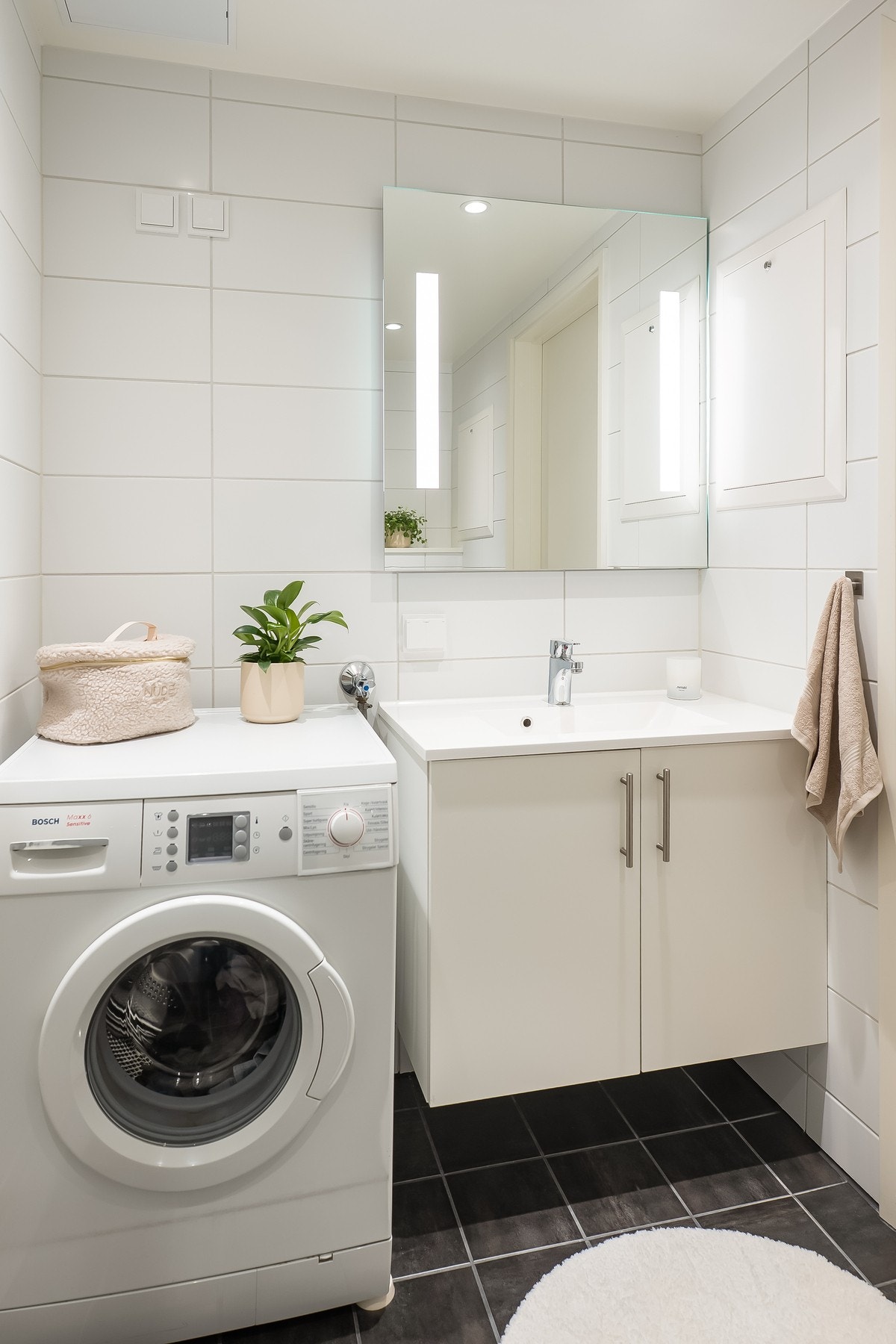 Av sanitærutstyr på badet er det dusjvegger av glass og dusjgarnityr på vegg, vegghengt toalett og innredning med servant. Galleribilde