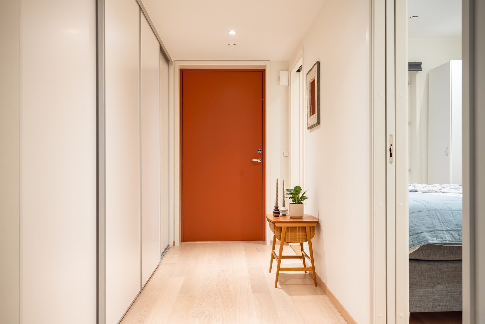 Lys og innbydende entré med romslig etablert skyvedørsgarderobe. Galleribilde