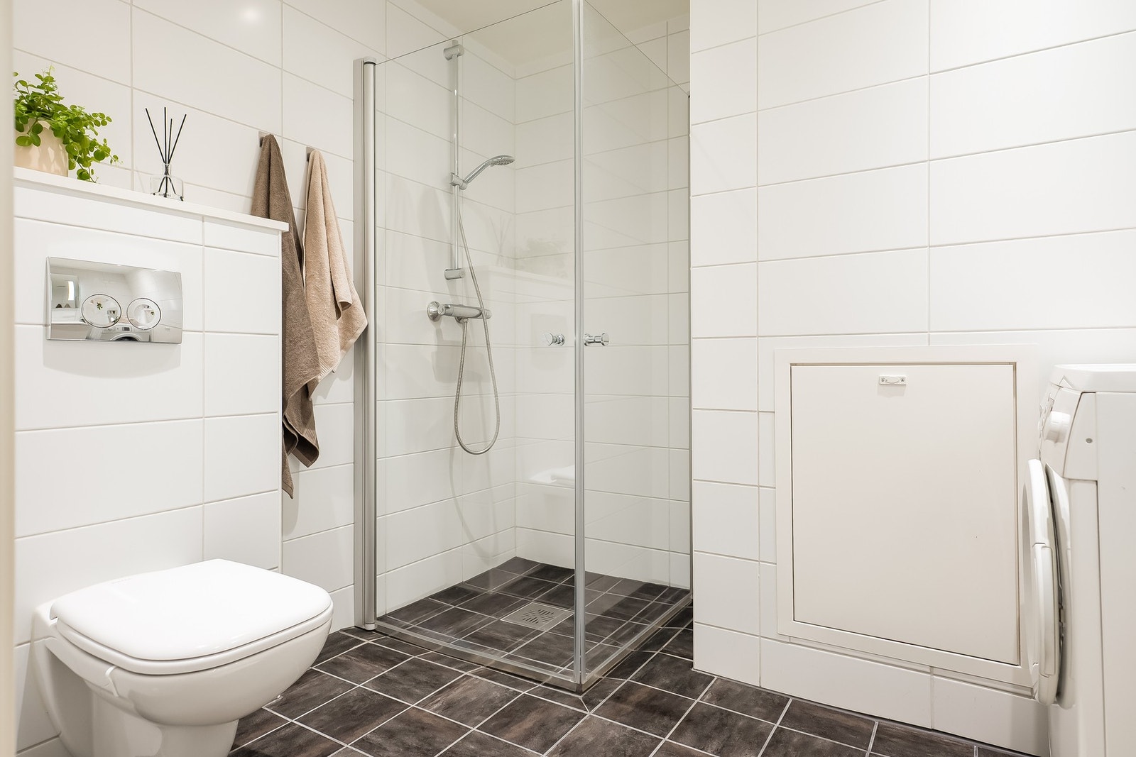 Flott, flislagt bad med varmekabler i gulvet og downlights i tak. Galleribilde