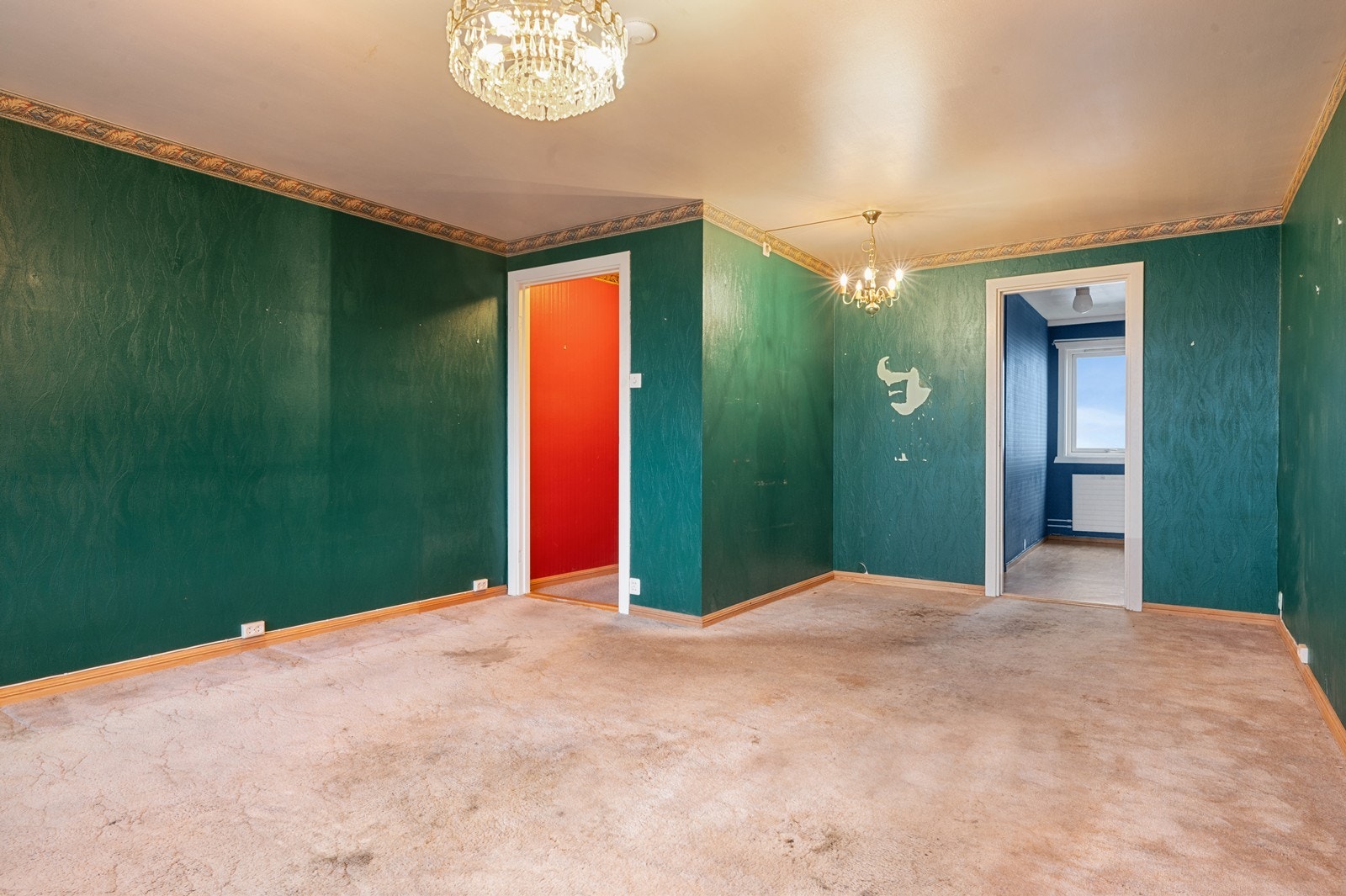 Dører er fjernet mellom stue, kjøkken og gang for å skape en åpen flyt. Galleribilde