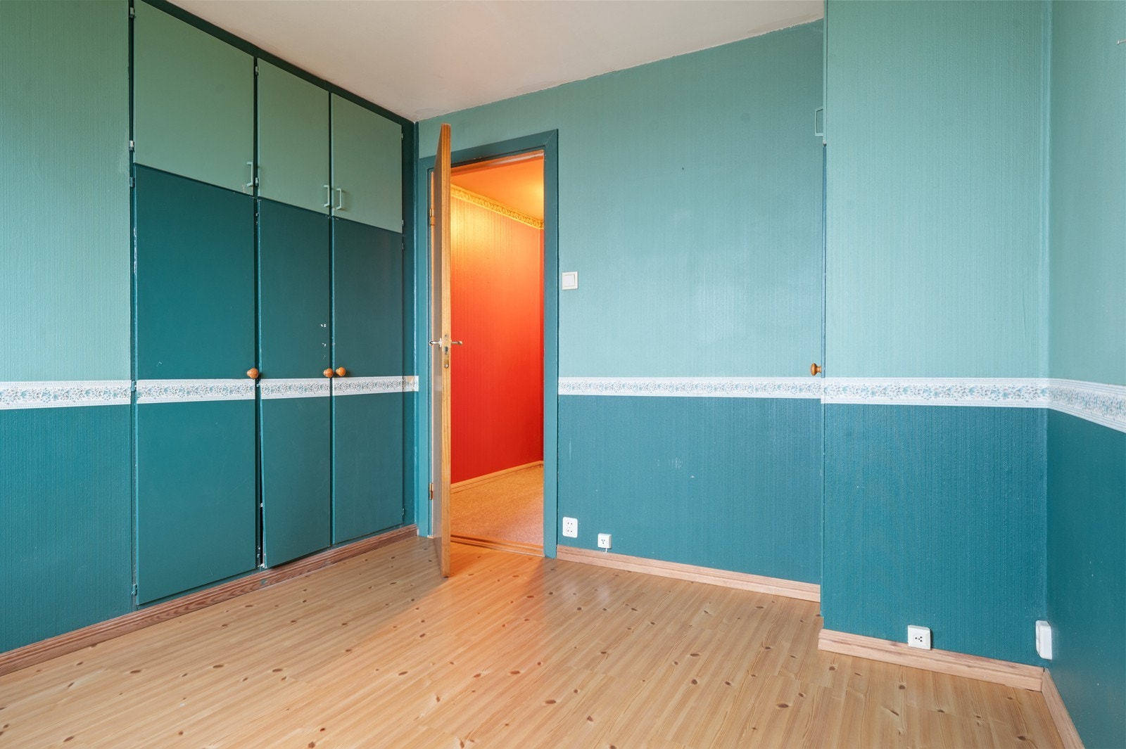 Rommet er utstyrt med praktiske, plassbygde garderobeskap for god oppbevaring. Galleribilde