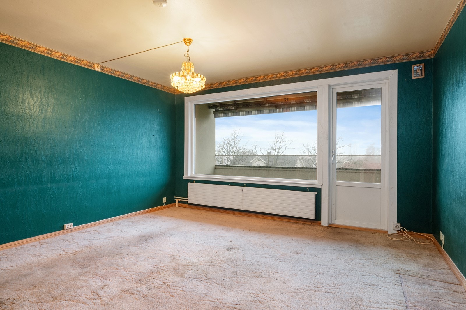 Verandadøren og vinduet mot vest ble skiftet i 2017 og har tre-lags energiglass. Galleribilde