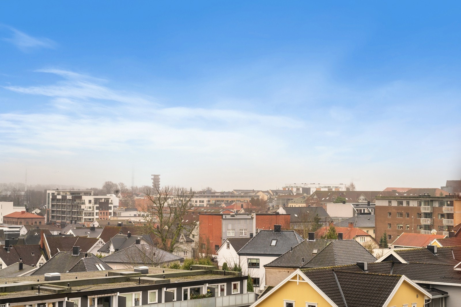 Nærmeste bussholdeplass er kun to minutter unna, og Sarpsborg stasjon nås på seks minutter. Galleribilde